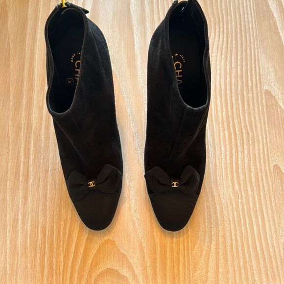 Chanel suede short boots Suede Grosgrain Cap Toe CC Bow Ankle Boots 40 Black NWT - Picture 4 of 13